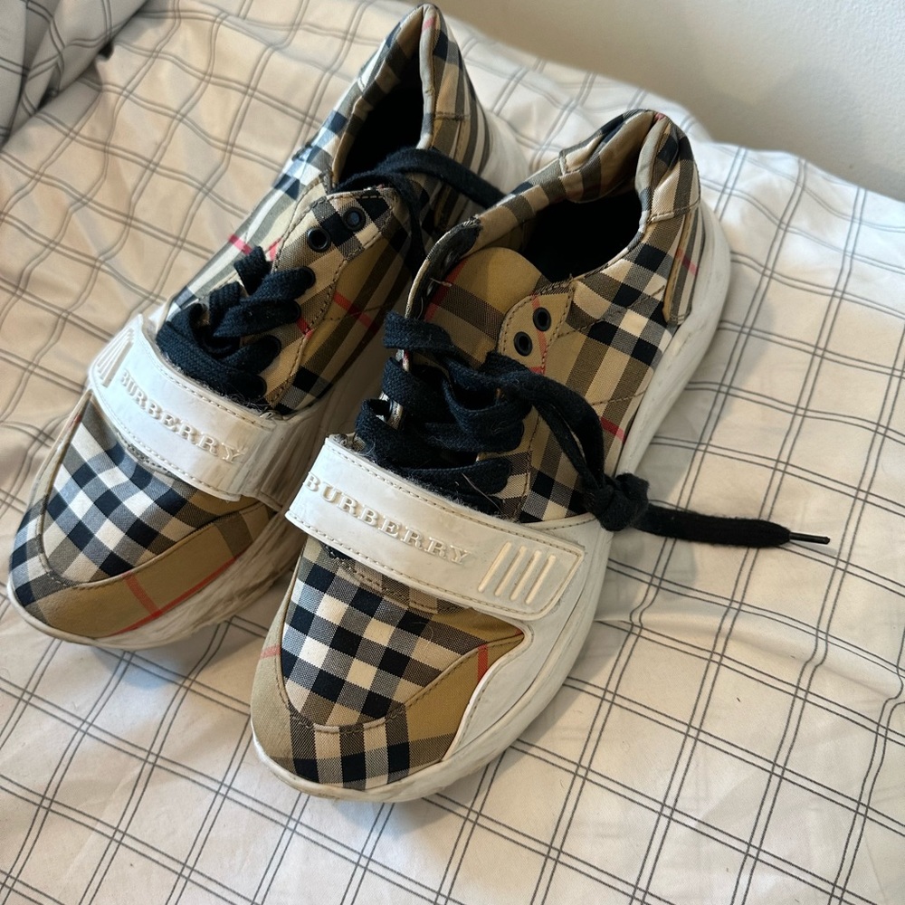Size 37 Burberry shoes